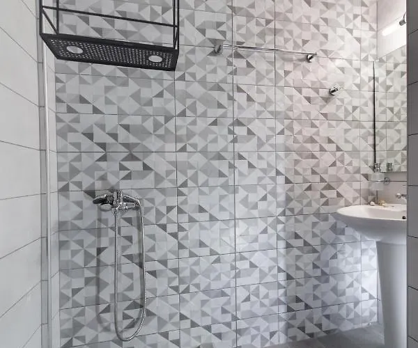 Bianco Stylish Maisonette Apartment Nikiana