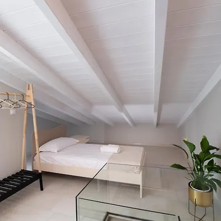 Apartment Bianco Stylish Maisonette