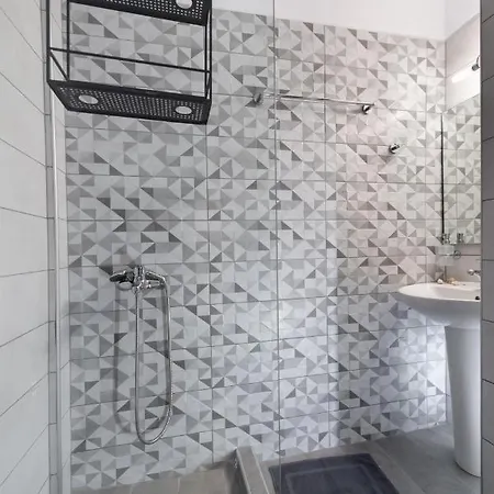 Bianco Stylish Maisonette Apartment Nikiana