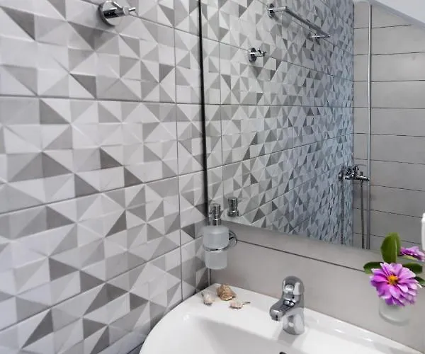 Bianco Stylish Maisonette Apartment *